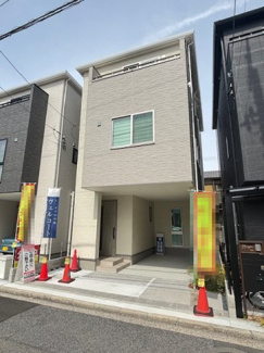 【外観】 | 南区旭2丁目【全３区画】No３ | 落ち着いたベージュとグレーのツートンカラーが目を引く外観デザイン。1階部分には雨風をしのげるビルトインガレージを完備。前面道路との高低差がなく、ベビーカーや自転車の出し入れもスムーズな平坦地です。