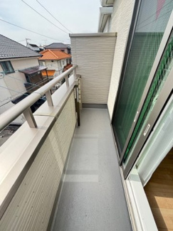 【バルコニー】 | 南区旭2丁目【全３区画】No３ | 3階バルコニーからは、開放感のある街並みを望むことができます。高い建物が隣接していないため、プライバシーを保ちやすく、空を広く感じられる住環境です。