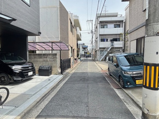 【前面道路含む現地写真】 | 南区旭2丁目【全３区画】No３ | 物件の前面道路は平坦で、視界を遮る高低差もありません。周辺は落ち着いた住宅街となっており、車の出し入れもスムーズに行えます。徒歩圏内の利便性と静かな住環境を兼ね備えた立地です。