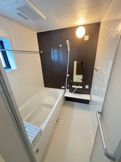 【浴室】 | 東広島市高屋町高屋東（全2区画）1号棟 | 雨の日の衣類乾燥や、冬場の暖房に便利な浴室乾燥機を標準装備。水はけが良く滑りにくい床素材を採用し、お手入れのしやすさにも配慮しました。追い焚き機能付きで、いつでも温かいお風呂に入れます。