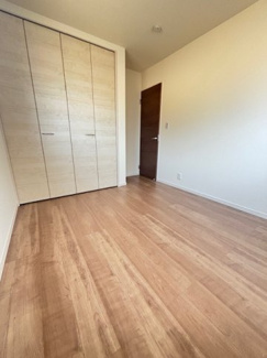 【洋室】 | 東広島市高屋町高屋東（全2区画）1号棟 | 全居室に大容量のクローゼットを完備。5帖以上の広さを確保しており、ベッドやデスクを置いてもゆとりがあります。木の温もりを感じるフローリングが、落ち着いたプライベート空間を演出します。