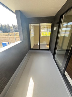 【バルコニー】 | 東広島市高屋町高屋東（全2区画）1号棟 | 奥行きを確保した、屋根付きのインナーバルコニー。急な雨でも洗濯物が濡れにくく、安心して外出できます。外からの視線も遮りやすい設計で、プライバシーを守りながら外の空気を感じられます。