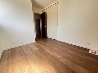 【洋室】 | 東広島市高屋町高屋東（全2区画）1号棟 | 2面採光を確保した明るい洋室。全室にクローゼットを備えており、家具配置がしやすい長方形のレイアウトです。子供部屋や趣味の空間など、用途に合わせて柔軟に活用いただけます。