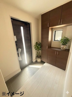 【玄関】 | 東広島市高屋町高屋東（全2区画）1号棟 | コの字型のシューズボックスは、中央のカウンター部分に小物を飾るなど多目的に活用可能。小窓からの採光により、明るく清潔感のある空間となっています。足元もゆとりある広さを確保しました。
