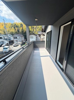 【バルコニー】 | セルリアンステージ岩国市平田三丁目 | 2部屋から出入り可能なワイドバルコニー。周辺は高い建物が少なく、開放的な景色が広がります。日当たり・通風ともに良好で、洗濯物も効率よく乾かせる、家事のしやすさに配慮した設計です。
