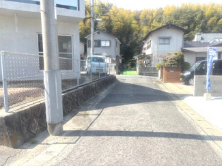 【前面道路含む現地写真】 | セルリアンステージ岩国市平田三丁目 | 前面道路は落ち着いた住宅街を通る平坦な道です。周辺は緑も感じられる閑静な環境となっており、交通量も比較的少なく、小さなお子様がいるご家庭でも安心感のある立地です。