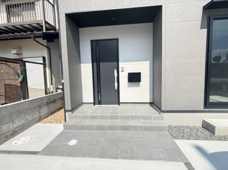 【玄関】 | セルリアンステージ岩国市平田三丁目 | 奥行きのある玄関ポーチは、雨の日の出入りやベビーカーの操作にも便利です。外壁の質感を変えたアクセントウォールと、シンプルなポスト、スマートな玄関ドアが洗練された印象を与えます。