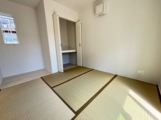 【和室】 | リナージュ八幡が丘2丁目（全1棟） | LDKとフラットにつながる、約5.2畳の和室です。板の間と押し入れを備えており、来客時の寝室やお子様のプレイスペース、家事の作業場所など多目的に利用可能。モダンな畳が空間に馴染みます。