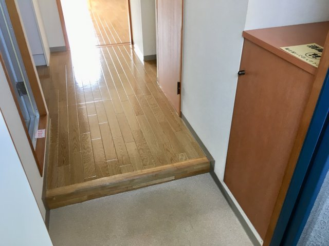 ケイ・ヒーロービルの玄関