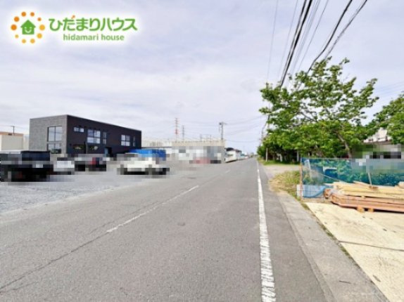【前面道路含む現地写真】 | 神栖市掘割3丁目　新築戸建 | 繁華街のようなにぎやかさがないため、車の音や話し声が少なく、静かな生活を望む人に適している閑静な住宅地！