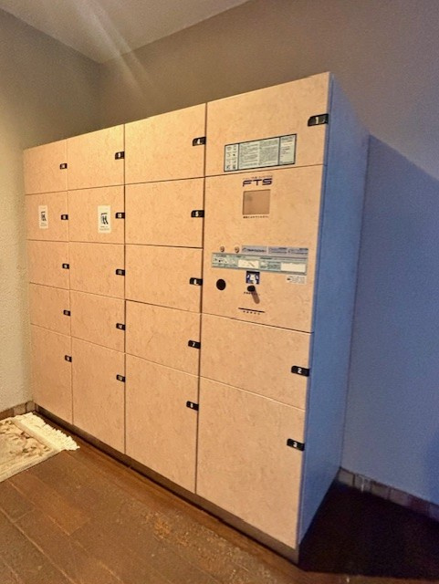 エステ・スクエア松戸の設備|不在時の配達でも荷物を預かり、24時間いつでも受け取れる便利な宅配ロッカーを設置しています。2026年4月撮影