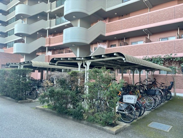 エステ・スクエア松戸の駐輪場|敷地内に278台を確保した自転車置場です。2026年4月撮影