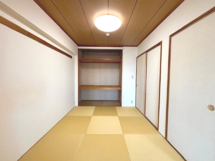 エステ・スクエア松戸の和室|寝室や客間など多用な活用が考えられる和室はすっきりと落ち着いた雰囲気を大切にしました。2026年9月撮影