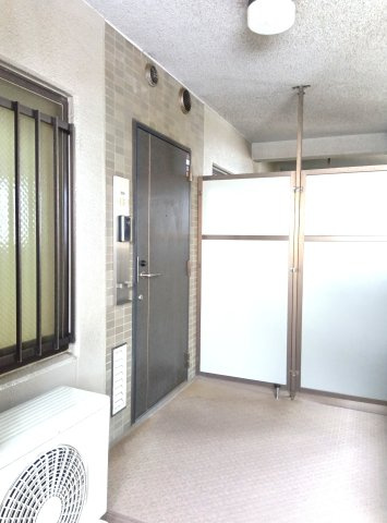 エステ・スクエア松戸の玄関|スキップフロアの玄関は、戸建て感覚の落ち着いた雰囲気です。　2026年9月撮影