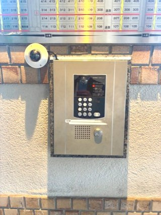 エステ・スクエア松戸の防犯設備|来訪者の姿を確認できる安心のTVモニター付オートロックシステムを採用。2026年9月撮影