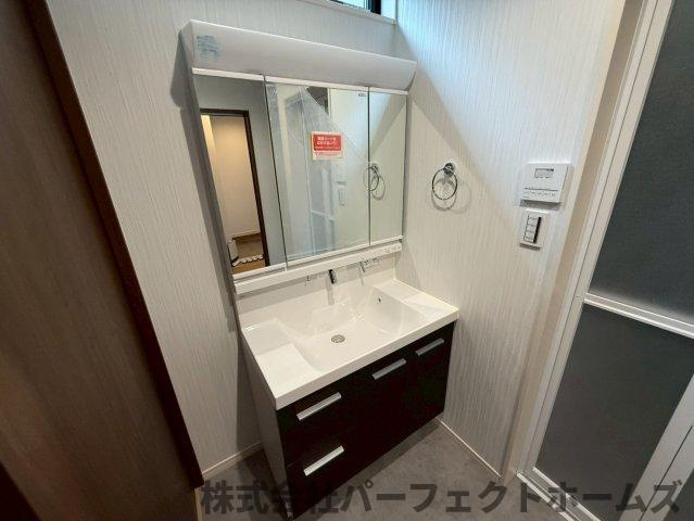東中振1丁目戸建の独立洗面台|朝の支度にも助かる、独立の洗髪洗面化粧台