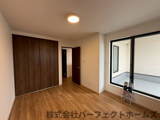 東中振1丁目戸建の洋室|落ち着いた色調の洋室です