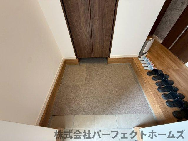 東中振1丁目戸建の玄関|明るい玄関です