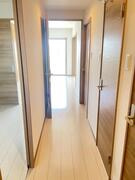 クラウン　ウエストの玄関