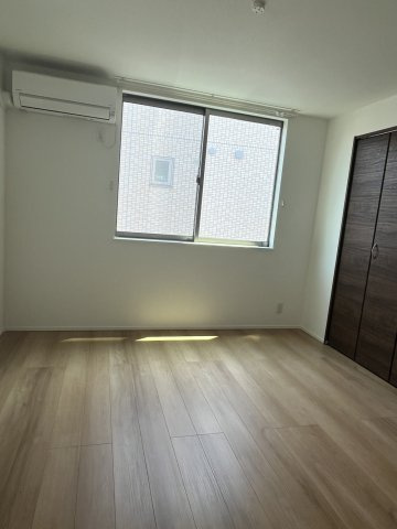 三好2丁目戸建ての洋室