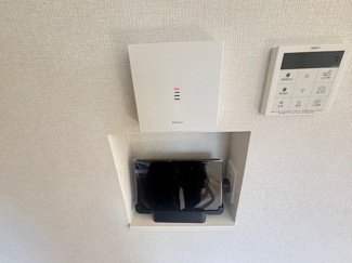 【セキュリティ】 | 安佐南区川内2丁目（全3区画）1号棟 | 給湯器やインターホンのモニターを一箇所に集約したリモコンニッチ。壁面をくぼませて設置することで、通路の邪魔にならず、見た目もスッキリとした印象を与えます。