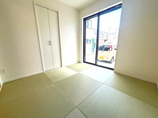 【和室】 | グランファーレ元町3丁目　全1棟 | 4.5帖の和洋室は、モダンな縁なし畳を採用。リビングとフラットに繋がっており、お子様の遊び場や家事スペース、来客時の寝室など多目的に利用できます。収納も完備され、寝具や玩具の保管にも便利です。