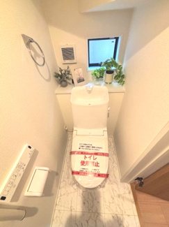 【トイレ】 | グランファーレ元町3丁目　全1棟 | 窓からの採光で明るく清潔感のあるトイレ。温水洗浄便座を完備し、背面のカウンターには芳香剤やお好みの雑貨を飾ることができます。フロアは洗面室と統一感のあるデザインでまとめられています。