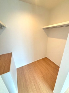 【収納】 | グランファーレ元町3丁目　全1棟 | 主寝室に備えられたウォークインクロゼット。枕棚とハンガーパイプが設置されており、丈の長い衣類もシワを抑えて保管できます。足元にはチェストを置くスペースもあり、整理整頓が捗る設計です。