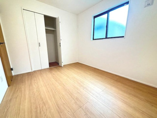 【洋室】 | グランファーレ元町3丁目　全1棟 | 2階北西側の6.75帖洋室。2面に窓が配置されており、安定した採光と通風が確保されています。お子様部屋としてはもちろん、ゆとりある広さのため書斎や趣味の空間としても活用いただけます。