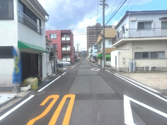 【前面道路含む現地写真】 | グランファーレ元町3丁目　全1棟 | 前面道路は視界を遮るものがなく、開放的な印象です。道幅が確保されており、対向車とのすれ違いや敷地への入庫もスムーズに行えます。交通量も落ち着いており、お子様のいるご家庭も安心感のある環境です。