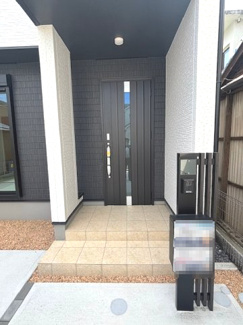 【玄関】 | グランファーレ元町3丁目　全1棟 | 重厚感のある玄関ドアと、雨の日も濡れにくい屋根付きのポーチを採用。夜間も足元を照らすダウンライトが設置されており、防犯面と利便性に配慮されています。