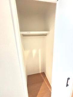 【玄関】 | グランファーレ元町3丁目　全1棟 | 玄関横には、ハンガーパイプと枕棚を備えた収納スペースを配置。コートやアウターを室内へ持ち込まずに収納できるため、花粉対策やウイルス対策にも有効です。ベビーカーや掃除用具の保管にも重宝します。