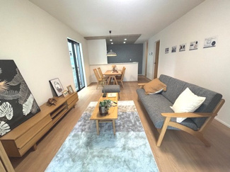 【居間・リビング】 | グランファーレ元町3丁目　全1棟 | 16帖のLDKは、家具を置いてもゆとりのある奥行きが特徴です。キッチンからリビング全体が見渡せるため、小さなお子様のいるご家庭でも目が届きやすく、会話の弾む空間設計となっています。