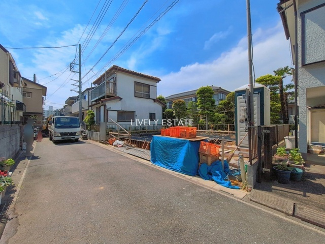 越谷市西方1丁目 新築分譲住宅の前面道路含む現地写真