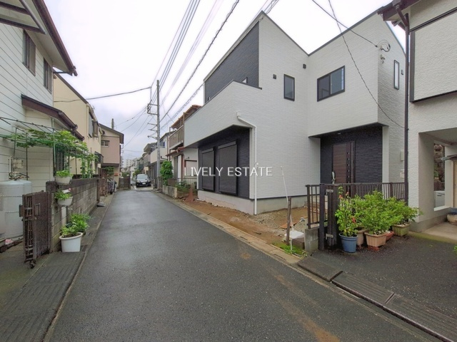 越谷市西方1丁目 新築分譲住宅の前面道路含む現地写真