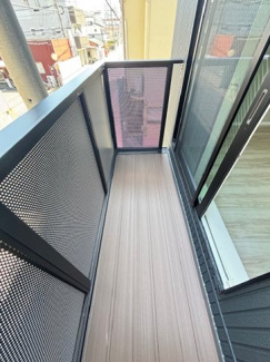 【バルコニー】 | 中区江波栄町　1区画 | 2階LDKから出入り可能なバルコニー。手すり壁にはパンチングメタルを採用し、プライバシーを確保しながら採光と通風を両立しています。周辺は高い建物が隣接しておらず、開放的な空を仰ぐことができます。