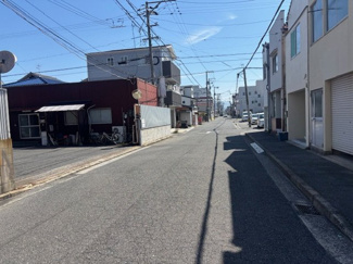 【前面道路含む現地写真】 | 中区江波栄町　1区画 | 前面道路は視界が開けており、開放感のある立地です。道幅が確保されているため、お車の出し入れや歩行者の通行もスムーズに行えます。周辺は落ち着いた街並みが広がっており、穏やかな住環境です。