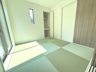 【和室】 | グランファーレ牛野谷町3丁目　全1棟 | LDKと一体利用が可能な4.5帖の洋風和室。モダンな縁なし畳を採用し、リビングと調和するデザインです。押し入れタイプの収納を備えており、来客用の布団や季節物の片付けにも重宝します。