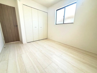 【洋室】 | グランファーレ牛野谷町3丁目　全1棟 | 2階の5.25帖の洋室です。クローゼットが完備されており、お子様部屋やテレワークスペースとしても適しています。明るい色調のフローリングが、お部屋をより広く、開放的に見せてくれます。