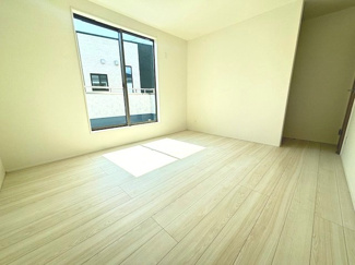 【洋室】 | グランファーレ牛野谷町3丁目　全1棟 | 7.5帖の主寝室は、大きな窓からたっぷりと陽光が差し込む明るい空間。ダブルベッドを置いてもゆとりがあります。バルコニーへ直接出入りでき、朝の空気の入れ替えや、洗濯物を干す際にも便利な動線です。
