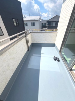 【バルコニー】 | グランファーレ牛野谷町3丁目　全1棟 | 2階の2部屋にまたがるワイドなバルコニー。南向きで日当たり・通風ともに良好です。物干し金物が設置されており、洗濯物やお布団をまとめて干すことができます。周囲の視線も気になりにくい設計です。