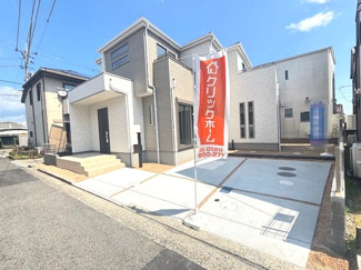 【外観】 | グランファーレ牛野谷町3丁目　全1棟 | モノトーンを基調としたスタイリッシュな外観デザイン。並列2台分のカースペースを確保しており、ご夫婦でのお車所有や来客時にも便利です。前面道路との高低差も少なく、スムーズな入出庫が可能です。