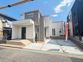 【外観】 | グランファーレ牛野谷町3丁目　全1棟 | スクエアなフォルムが目を引く現代的な佇まい。周囲は落ち着いた住宅街で、空が広く感じられる開放的な立地です。玄関まわりにはゆとりがあり、ベビーカーの出し入れや荷物の運び入れもスムーズに行えます。