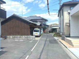 【前面道路含む現地写真】 | グランファーレ牛野谷町3丁目　全1棟 | 物件前面は、通り抜けの少ない落ち着いた道路環境です。周辺は閑静な住宅地となっており、小さなお子様がいるご家庭でも安心感があります。周辺建物との間隔も保たれており、日照の確保もしやすい立地です。