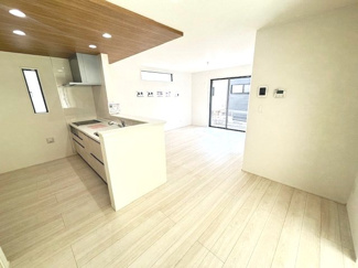 【居間・リビング】 | グランファーレ牛野谷町3丁目　全1棟 | キッチンからリビング全体が見渡せるオープンな設計。お料理中もご家族との会話が弾みます。リビングの一角には収納も備わっており、掃除道具や日用品をサッと取り出せる便利な動線が魅力です。