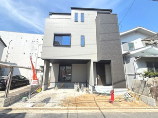 【外観】 | 中区江波西1丁目（舟入南電停）全1区画【外構込み】 | グレーを基調としたモダンな外観デザイン。1階部分には並列2台分の駐車スペース（車種による）を確保しており、雨の日の荷物運びにも便利な設計です。3階建ての構造を活かした、重厚感のある佇まいです。