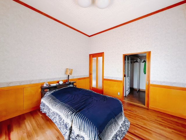 【中古戸建】桐生市堤町2丁目の洋室|■洋室｜ベッドやテレビなどの大き目の家具を置いても余裕のある12.5帖の広々とした洋室です♪