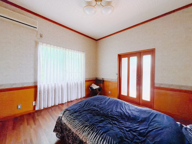【中古戸建】桐生市堤町2丁目の洋室|■洋室｜「今日も一日お疲れ様」とご夫婦でゆったりくつろげる寝室。毎日の家事やお仕事に疲れた日はフカフカのベットで癒されてください。テレビや本棚をおいても快適な広さなのが自慢のお部屋です♪