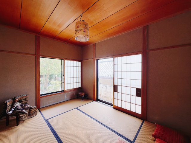 【中古戸建】桐生市堤町2丁目の和室|■和室｜フローリングでは感じることのできない圧倒的な寛ぎやすさを実感してください。独立しているので周りを気にせず寝そべることもできますね♪