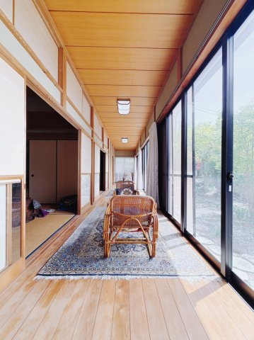 【中古戸建】桐生市堤町2丁目のその他|■広縁｜暖かな日差しが差し込む縁側は家族みんなのお気に入りの場所に♪